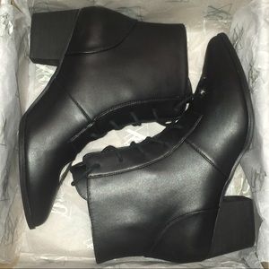 YRU Black Aura Boot Size 9